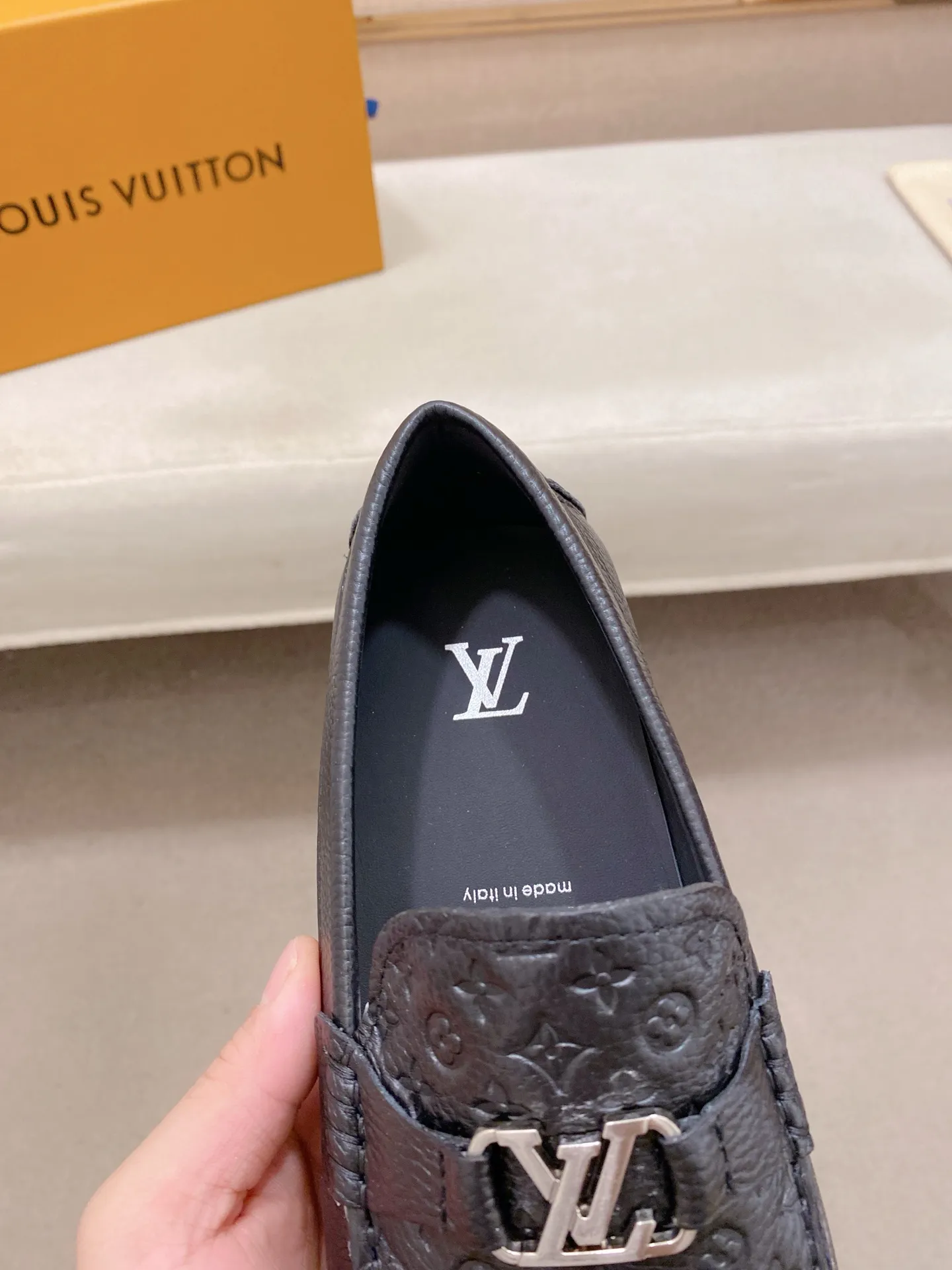Factory price: 500💰High-end quality! LV 🆕🆕Exclusive hot-selling products in stock🔥🔥New products on the shelves, high-quality Ferragamo men's pea shoes, high-end casual driving shoes, with complete packaging! 💪 💪 Material: imported pebbled first-layer cowhide 🐂 + imported high-quality buffalo leather lining + wear-resistant outsole 👍🏻👍🏻 Features: high-end and comfortable, purely handmade 🚀 🚀 Create the perfect shoe that suits you best 🔥 🔥 Size: (38-44) 45 standard size can be customized!